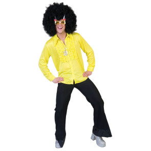 Junger Typ im lustigen Disco Hemd mit Rüschen