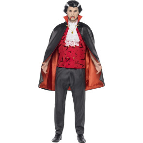 Mann als Graf Dracula Vampir verkleidet in blutrot front
