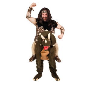 Mann verkleidet als Steinzeitmensch der auf einen Saurier reitet
