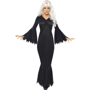 Frau im schwarzen Vampir Halloween Kleid mit weißhaariger Perücke