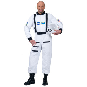 Mann im weißem Astronauten Overall mit Helm